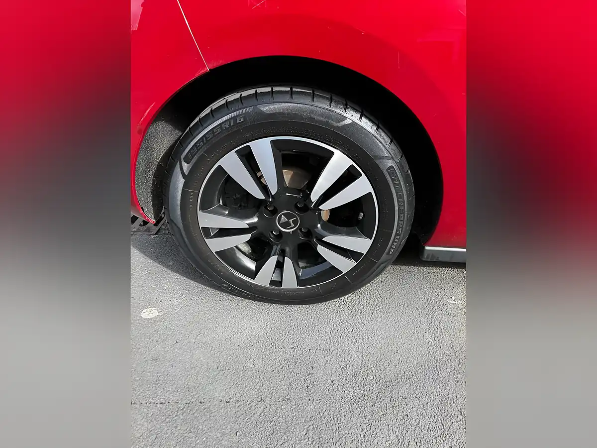 Used 2017 DS DS 3 Chic Red - Interior and Exterior details 10