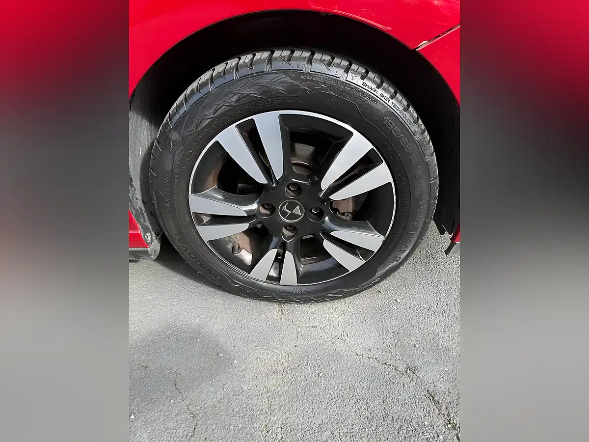 Used 2017 DS DS 3 Chic Red - Interior and Exterior details 11