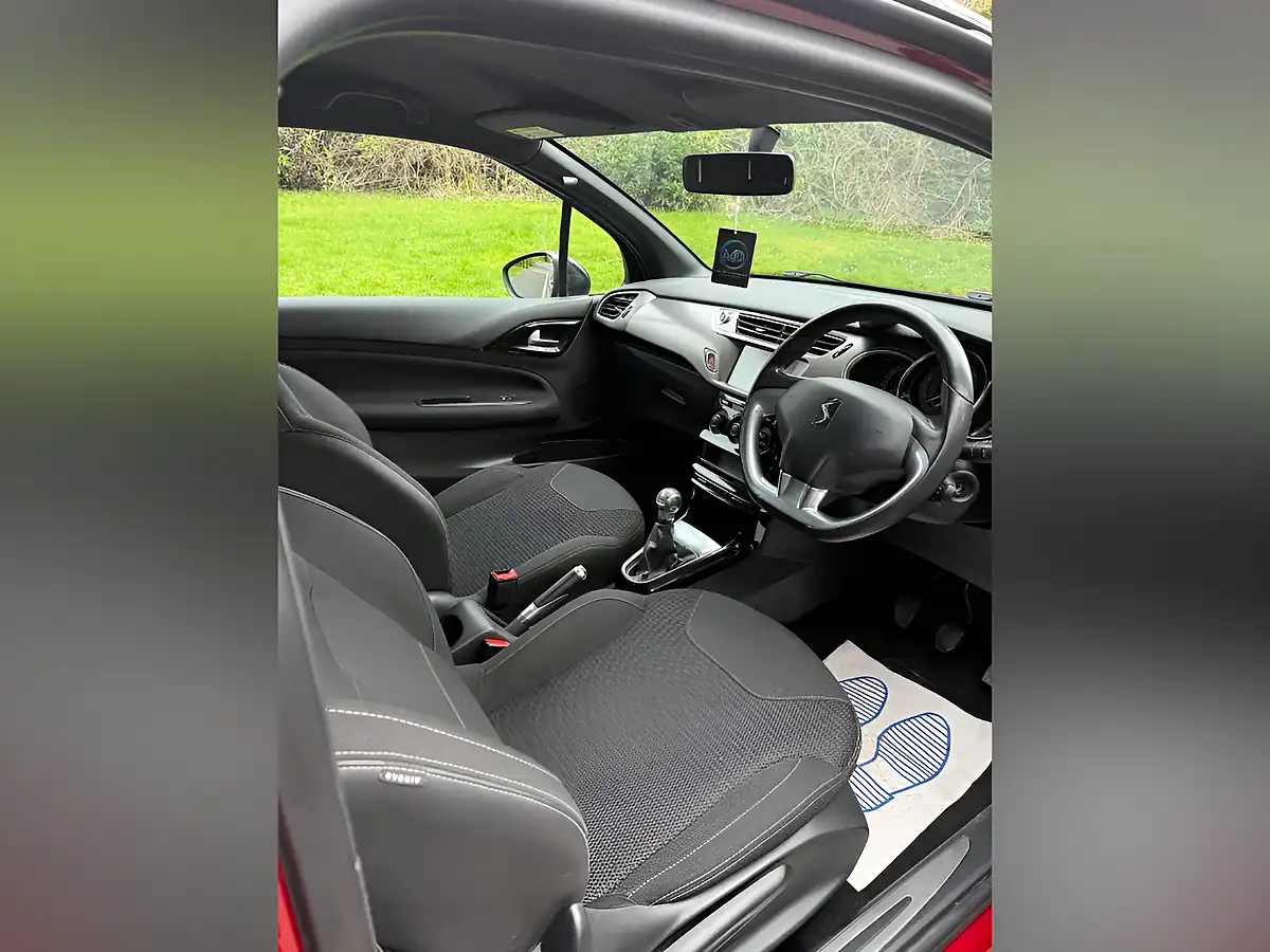 Used 2017 DS DS 3 Chic Red - Interior and Exterior details 14