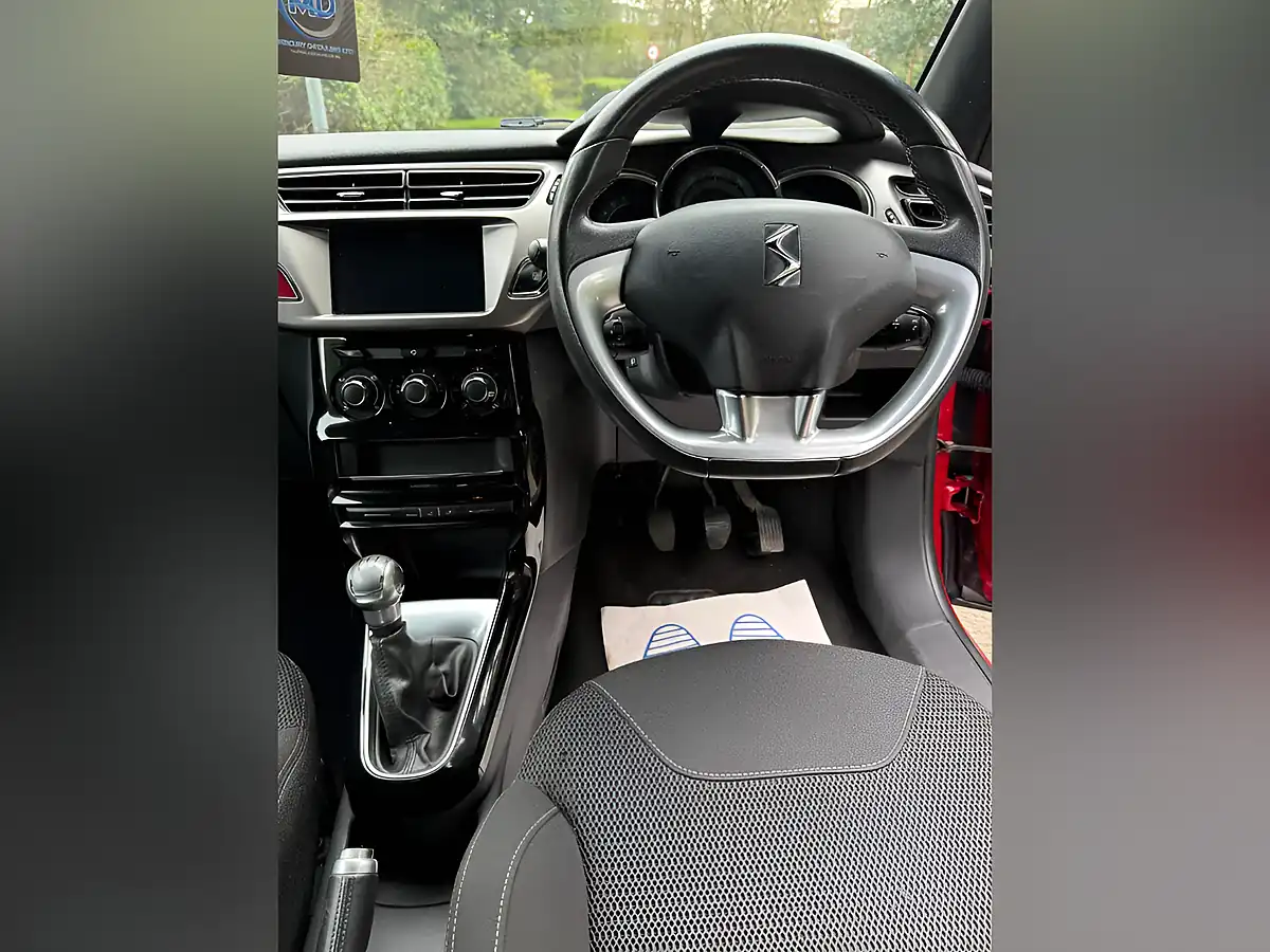Used 2017 DS DS 3 Chic Red - Interior and Exterior details 16