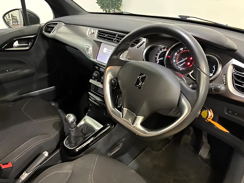 Used 2017 DS DS 3 Chic Yellow - Interior and Exterior details 3