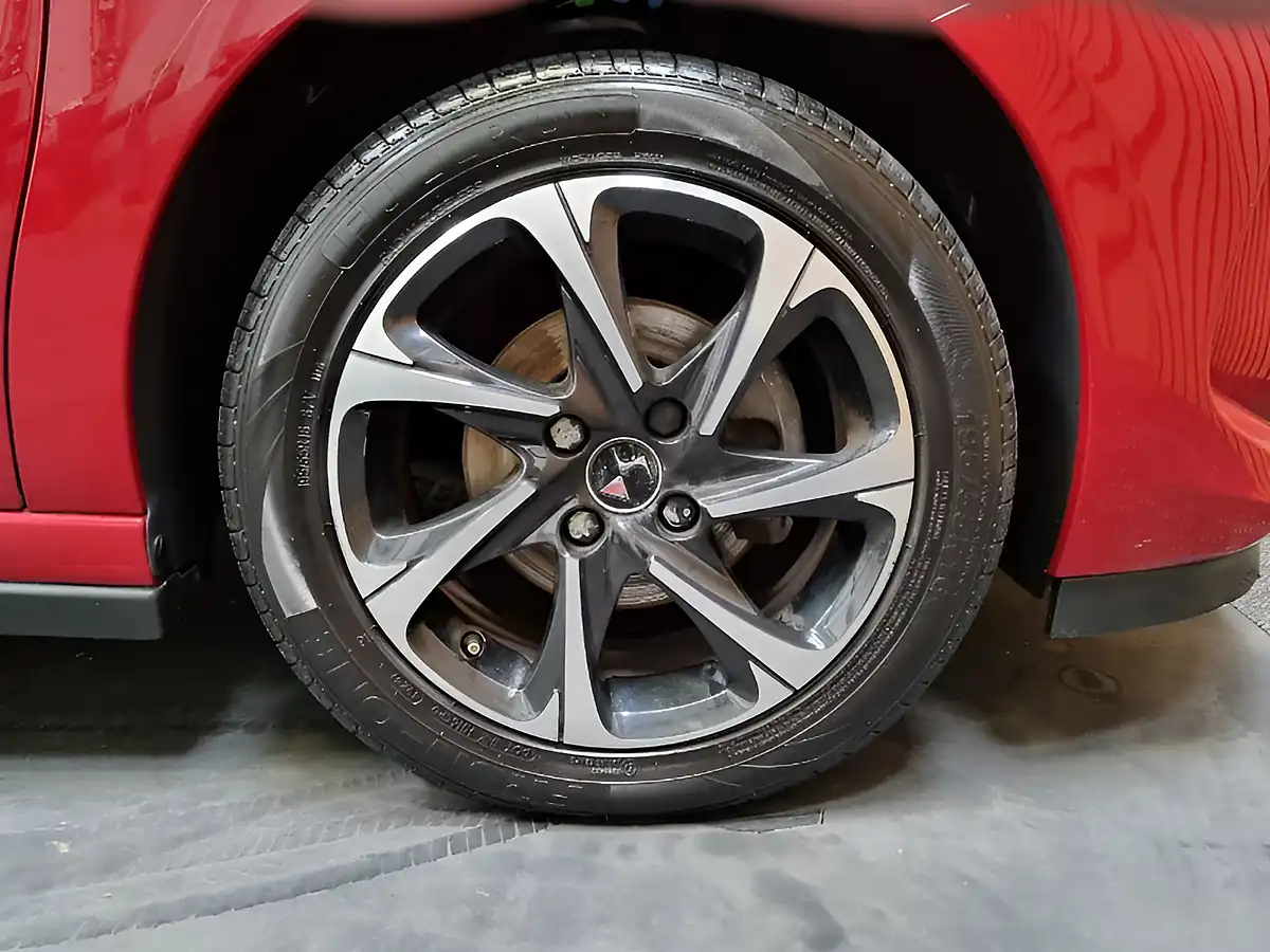 Used 2017 DS DS 3 Elegance Red - Interior and Exterior details 14