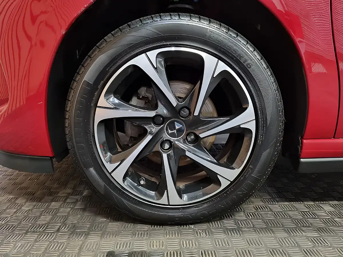 Used 2017 DS DS 3 Elegance Red - Interior and Exterior details 16
