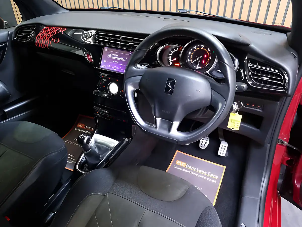 Used 2017 DS DS 3 Elegance Red - Interior and Exterior details 19
