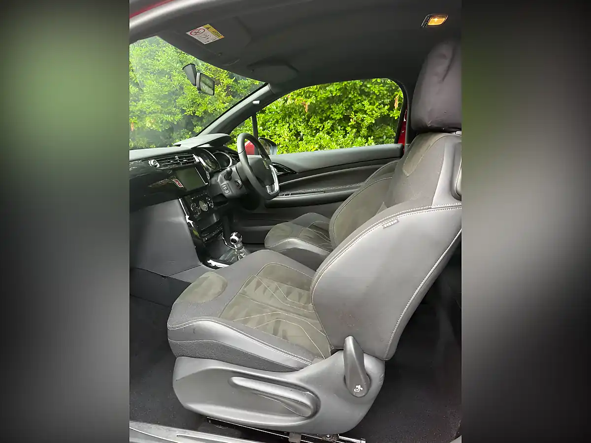 Used 2017 DS DS 3 Elegance Red - Interior and Exterior details 10