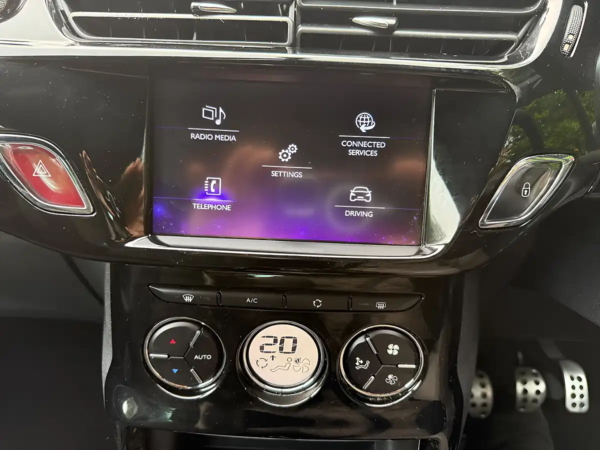 Used 2017 DS DS 3 Elegance Red - Interior and Exterior details 12