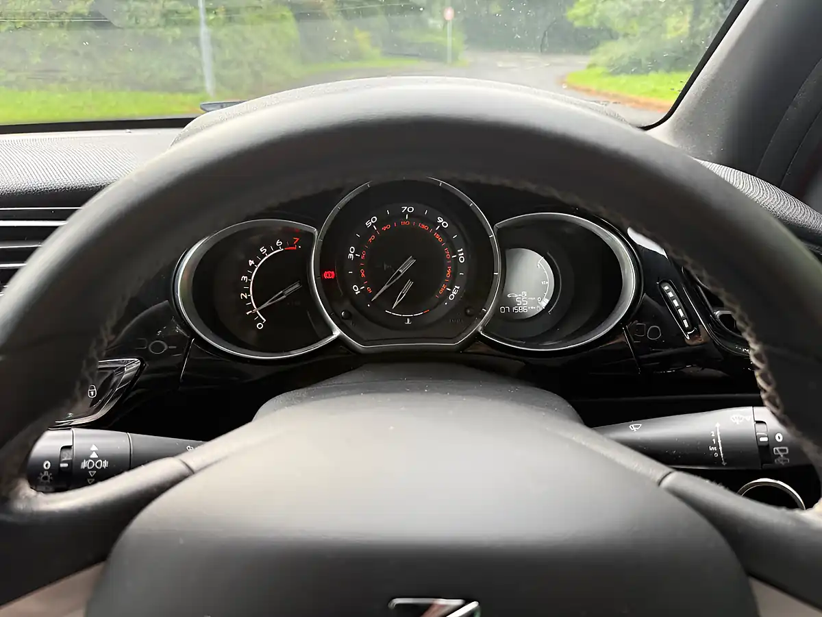 Used 2017 DS DS 3 Elegance Red - Interior and Exterior details 13