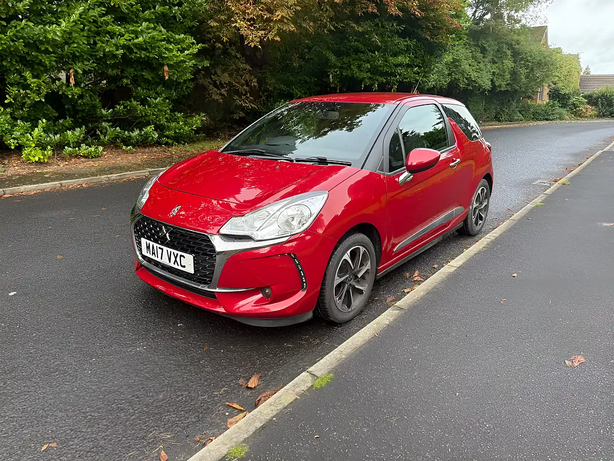 Used 2017 DS DS 3 Elegance Red - Interior and Exterior details 7