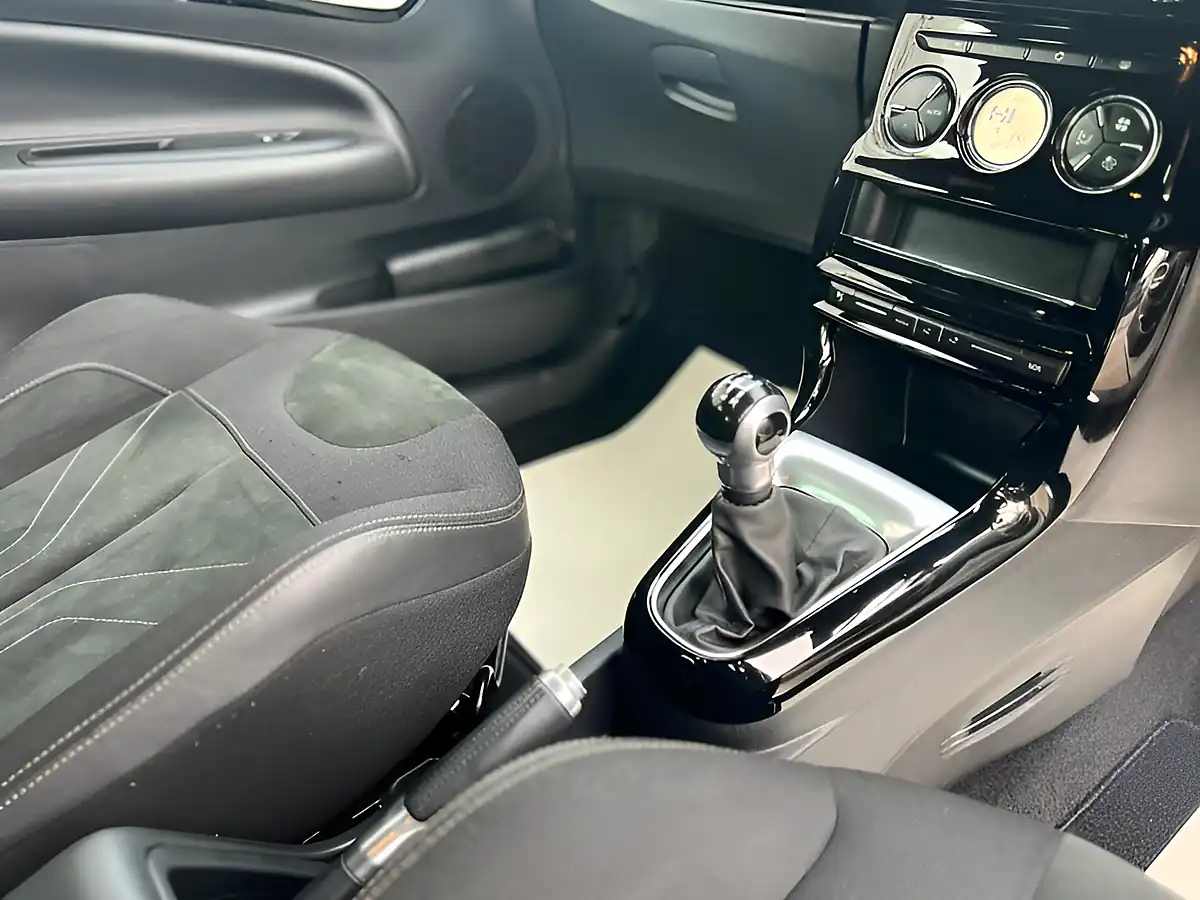 Used 2017 DS DS 3 Elegance White - Interior and Exterior details 15