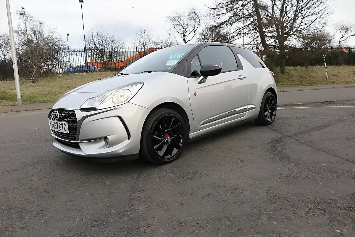 Used 2017 DS DS 3 Performance Line Silver - Interior and Exterior details 12