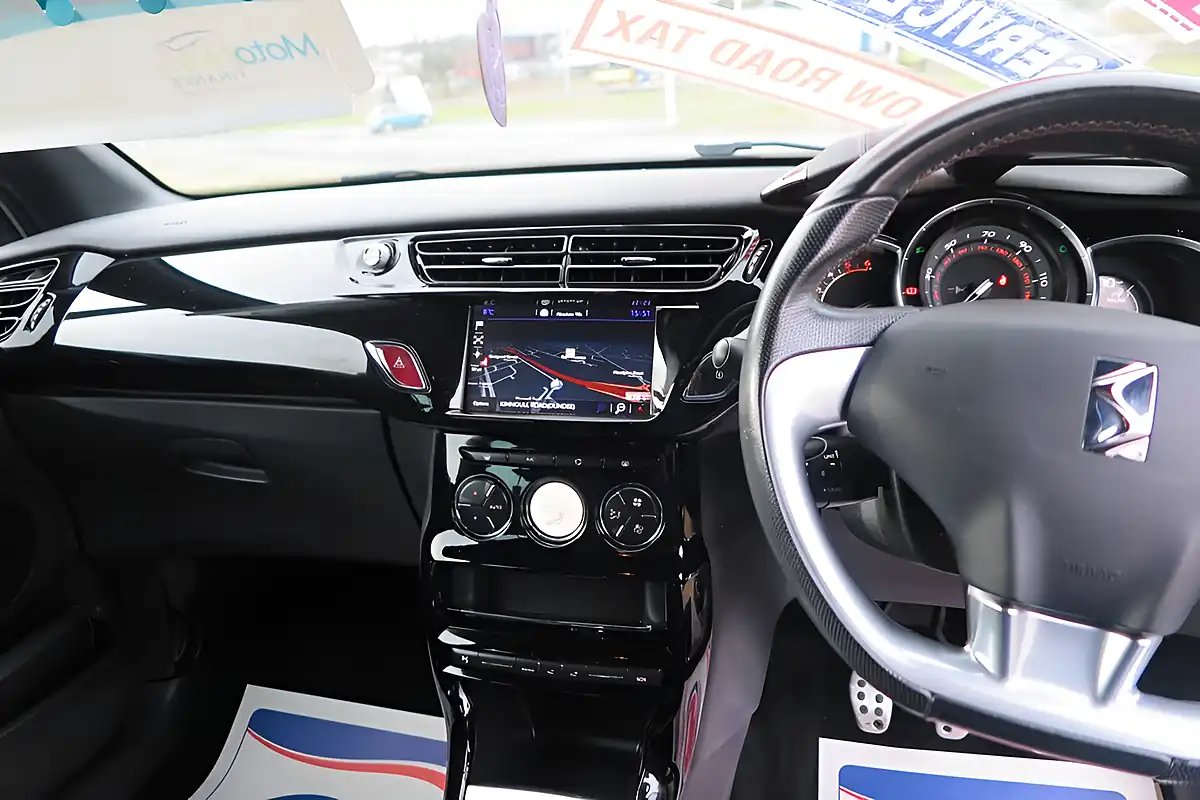 Used 2017 DS DS 3 Performance Line Silver - Interior and Exterior details 3