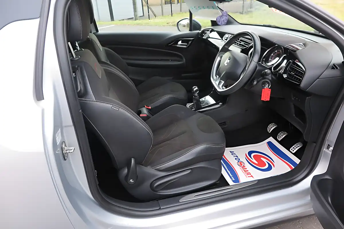 Used 2017 DS DS 3 Performance Line Silver - Interior and Exterior details 5