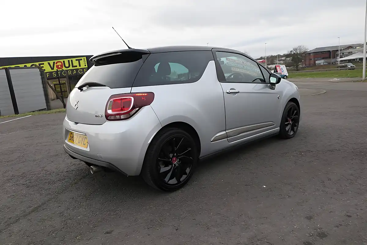 Used 2017 DS DS 3 Performance Line Silver - Interior and Exterior details 7