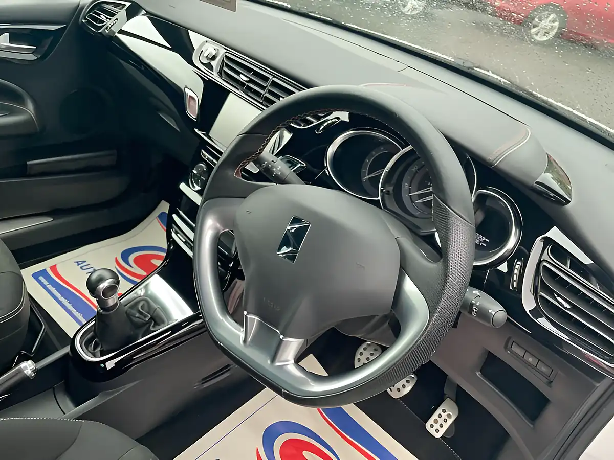 Used 2017 DS DS 3 Performance Line White - Interior and Exterior details 12
