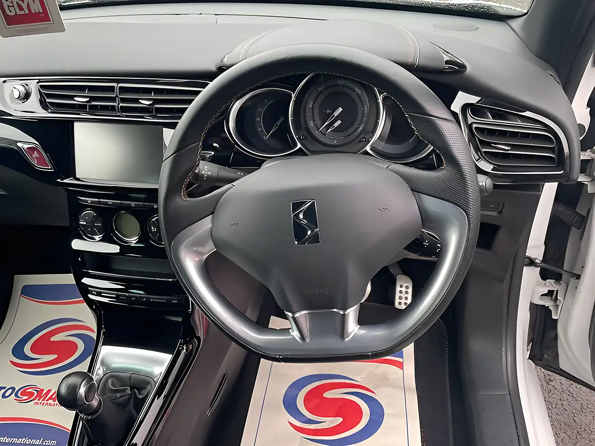 Used 2017 DS DS 3 Performance Line White - Interior and Exterior details 17