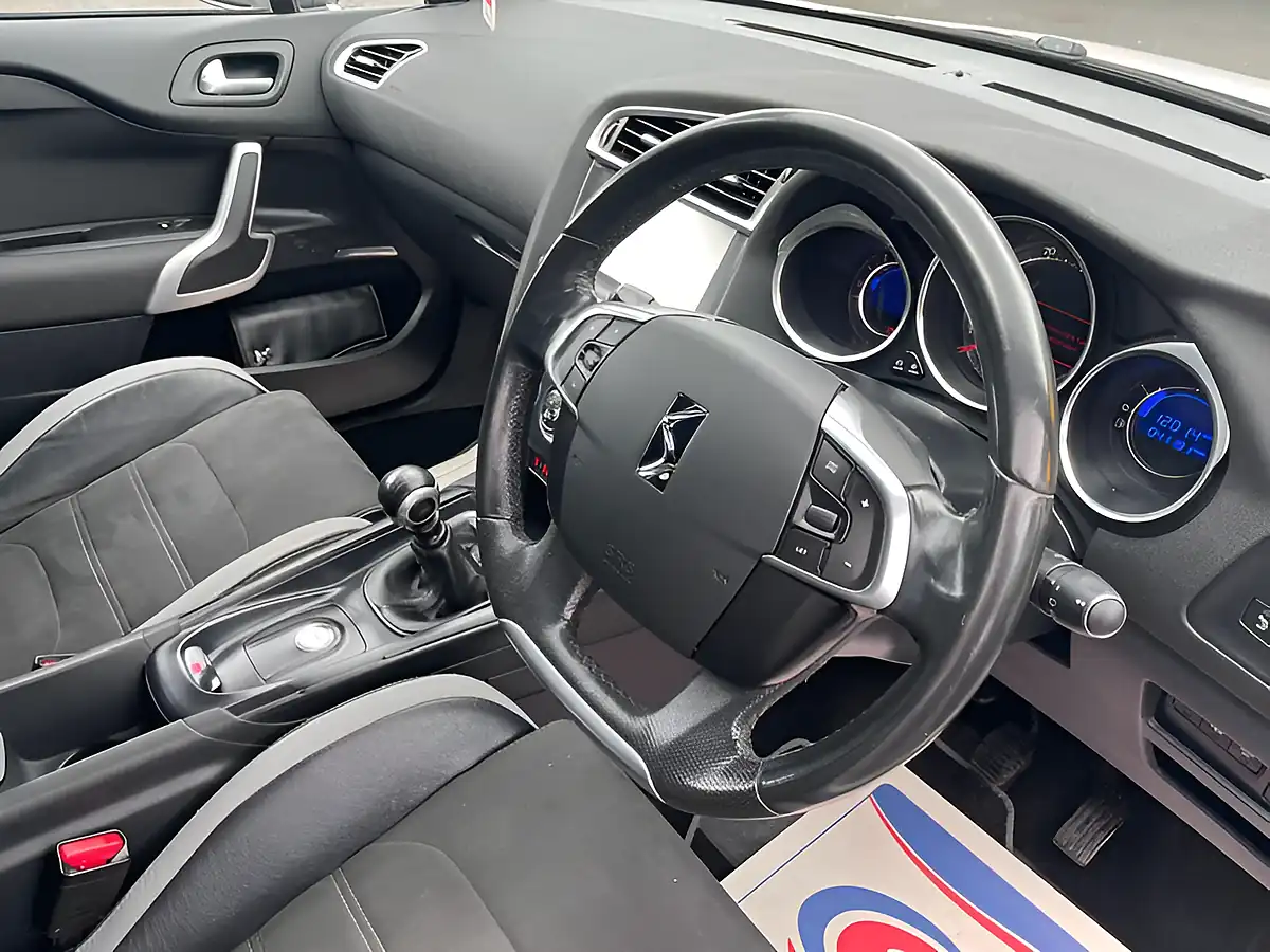 Used 2017 DS DS 4 Prestige White - Interior and Exterior details 12