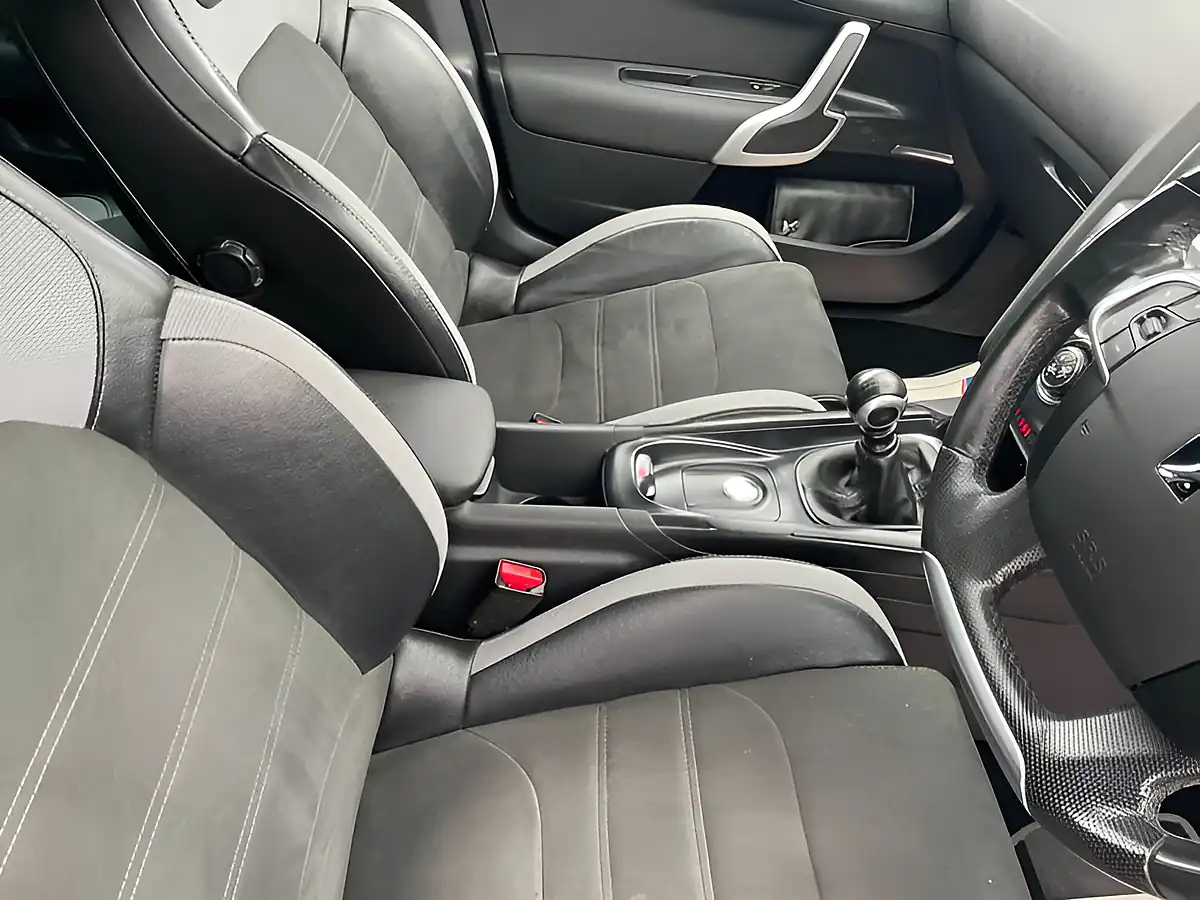 Used 2017 DS DS 4 Prestige White - Interior and Exterior details 13