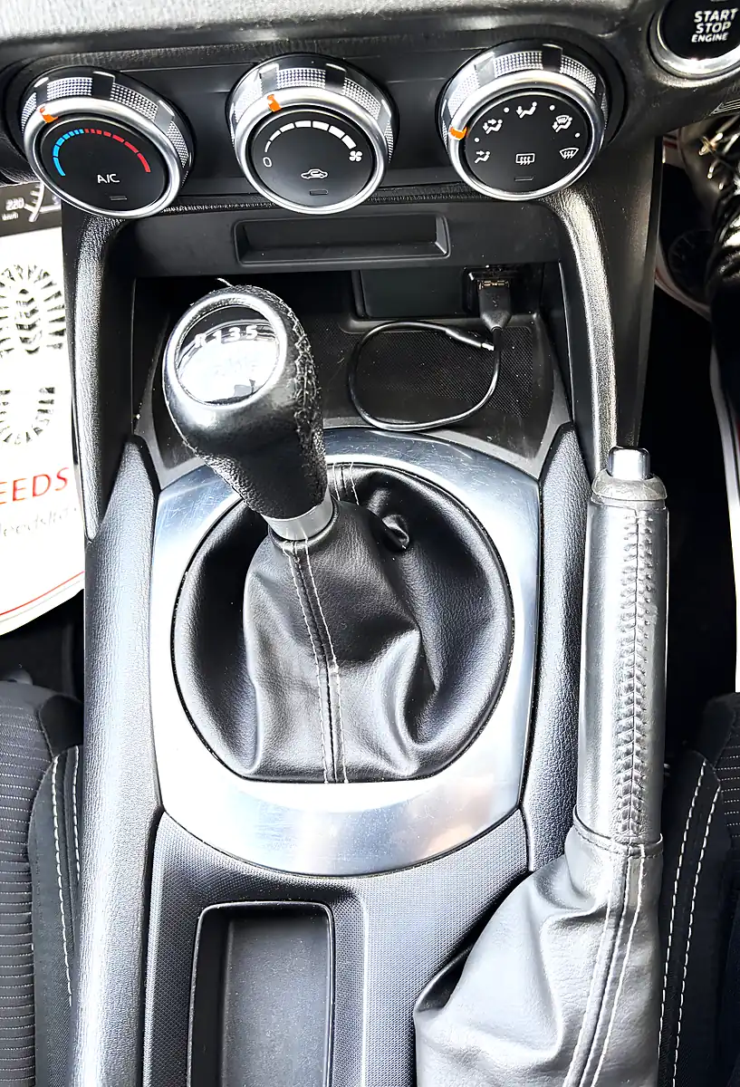 Used 2017 Fiat 124 Spider Classica Ice White - Interior and Exterior details 10