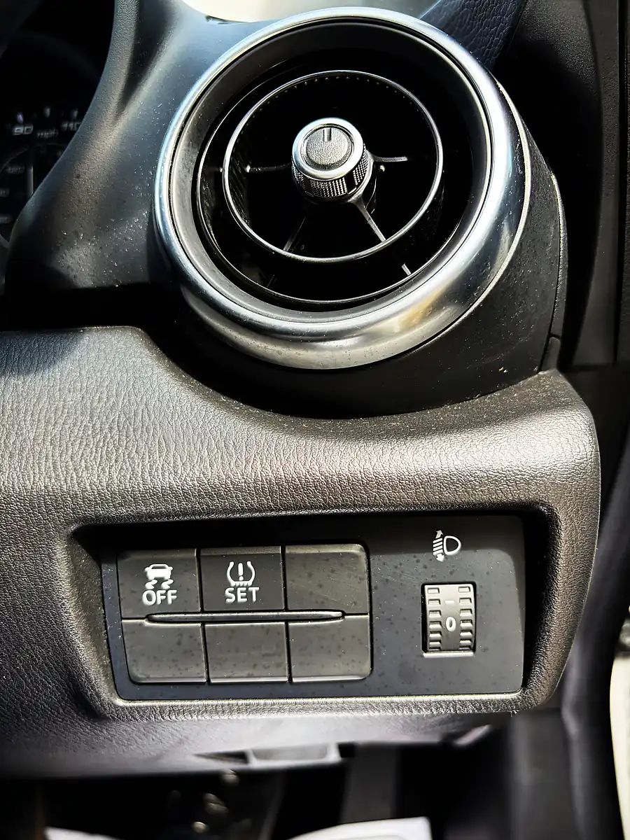 Used 2017 Fiat 124 Spider Classica Ice White - Interior and Exterior details 11