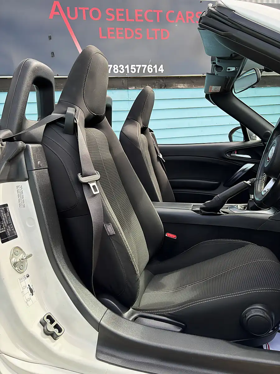 Used 2017 Fiat 124 Spider Classica Ice White - Interior and Exterior details 9