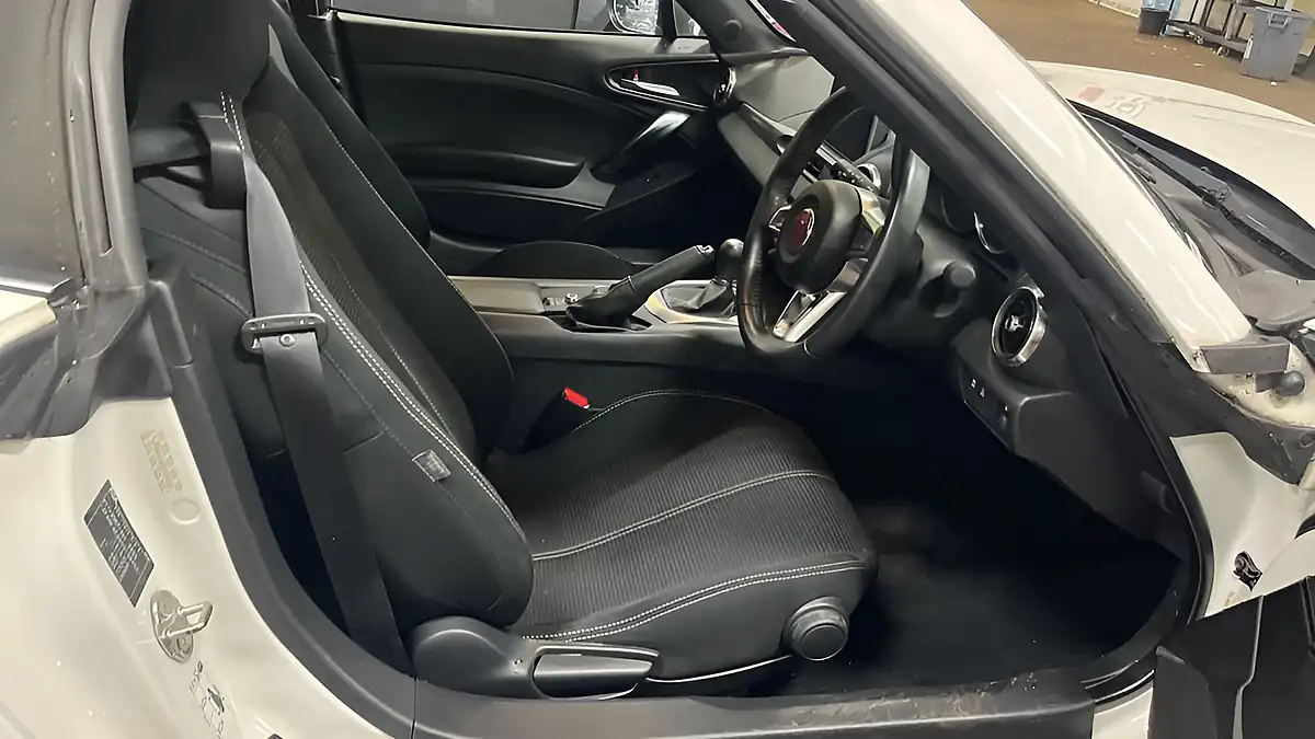 Used 2017 Fiat 124 Spider Classica White - Interior and Exterior details 15