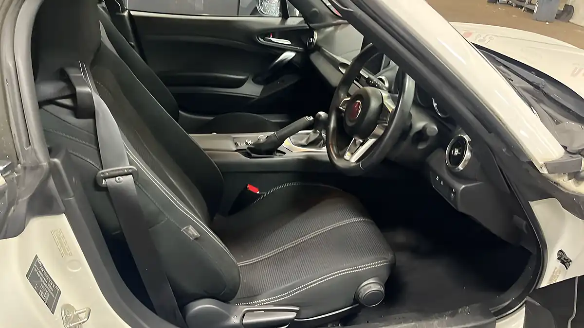 Used 2017 Fiat 124 Spider Classica White - Interior and Exterior details 16