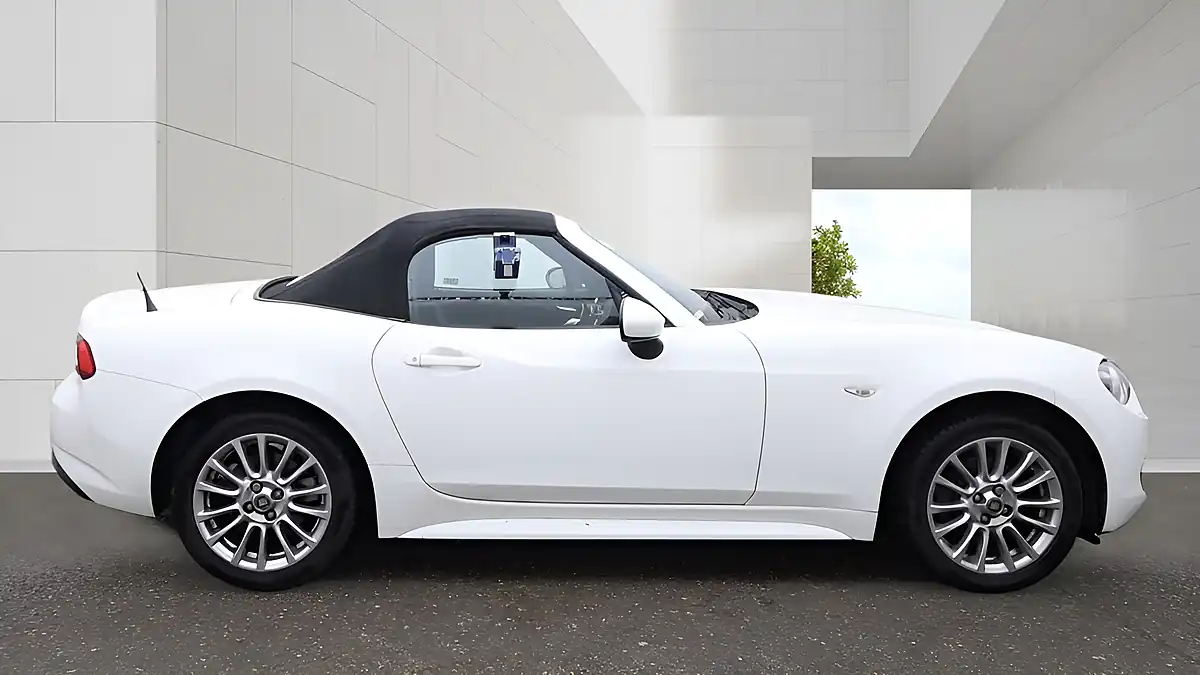 Used 2017 Fiat 124 Spider Classica White - Interior and Exterior details 9