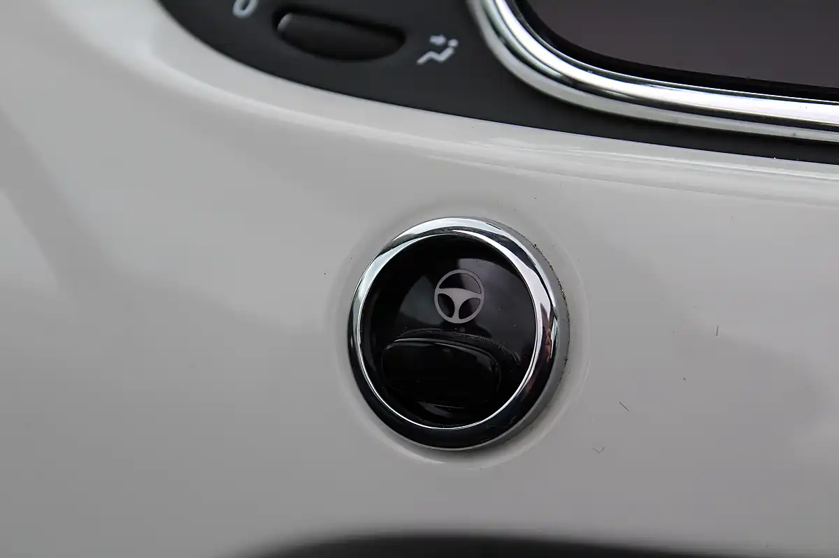 Used 2017 Fiat 500C Mirror White - Interior and Exterior details 10