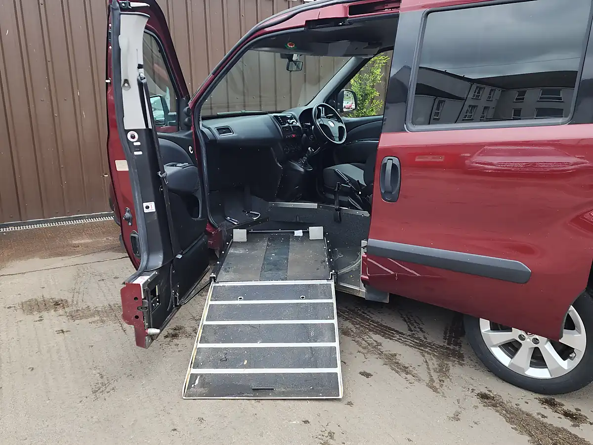 Used 2017 Fiat Doblo Lounge Red - Interior and Exterior details 7