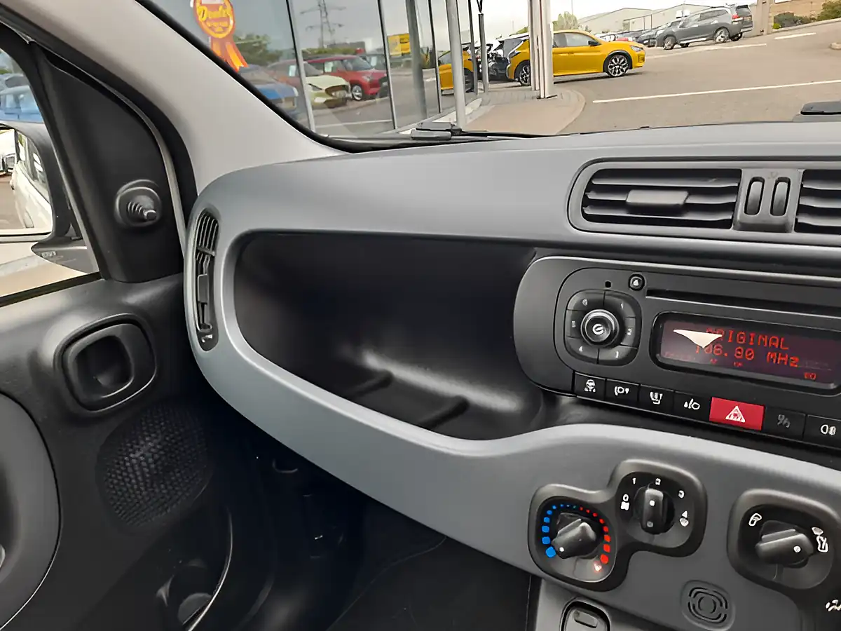 Used 2017 Fiat Panda Easy White - Interior and Exterior details 14