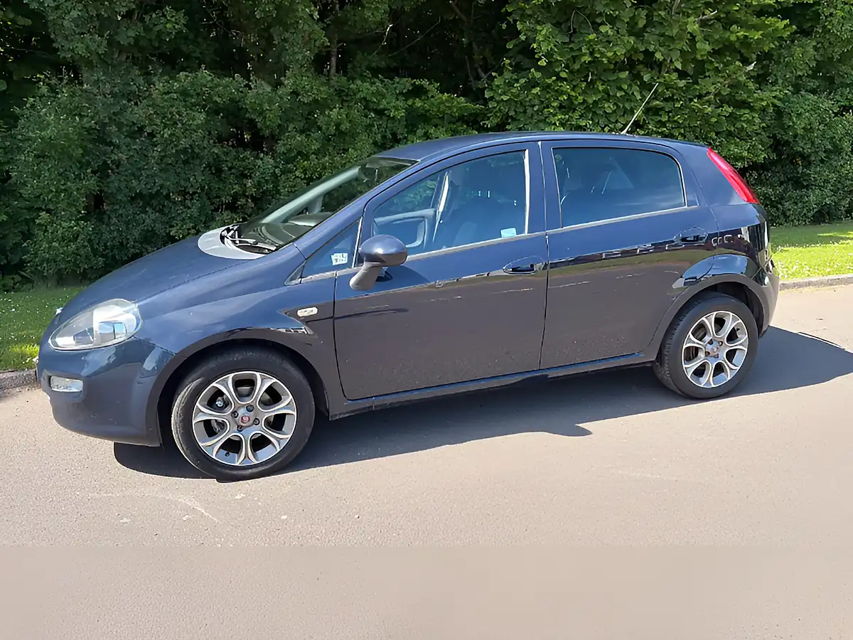 Used 2017 Fiat Punto Easy Plus Blue - Interior and Exterior details 3