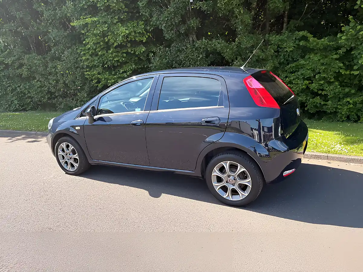 Used 2017 Fiat Punto Easy Plus Blue - Interior and Exterior details 4