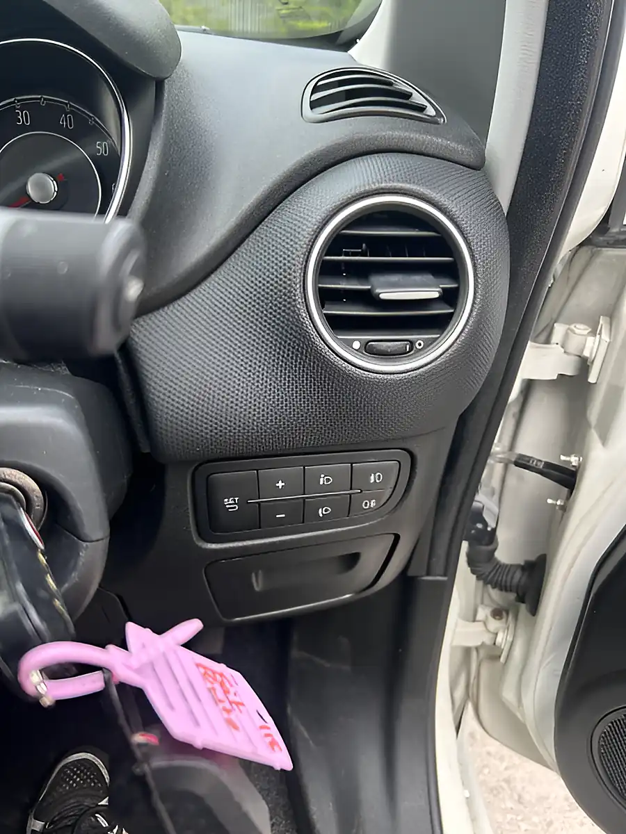 Used 2017 Fiat Punto Easy Plus White - Interior and Exterior details 8