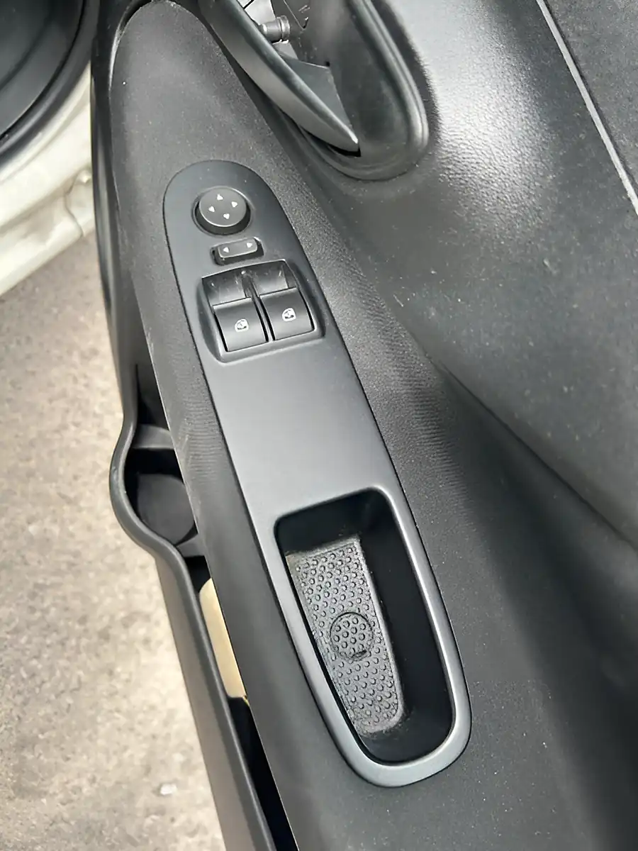 Used 2017 Fiat Punto Easy Plus White - Interior and Exterior details 9