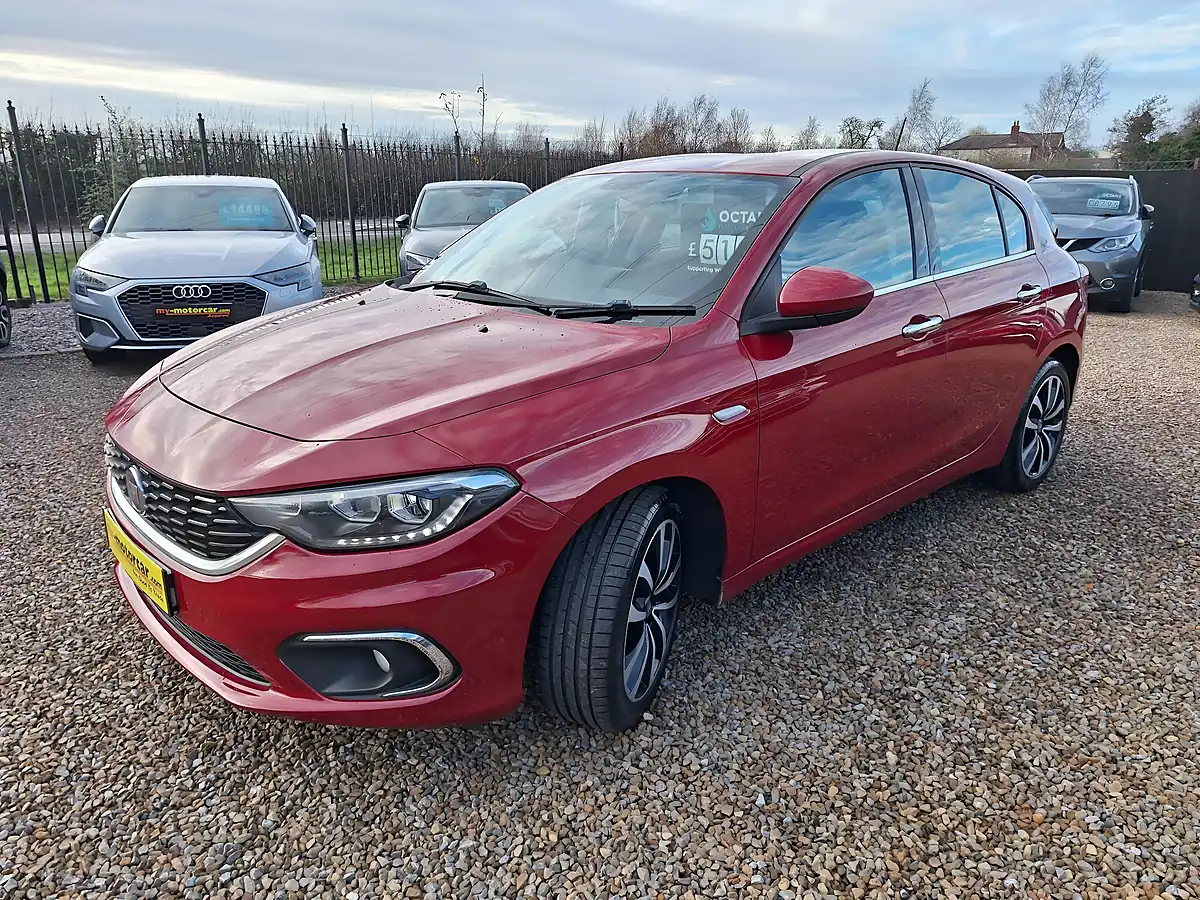 Used 2017 Fiat Tipo Lounge Red - Interior and Exterior details 7