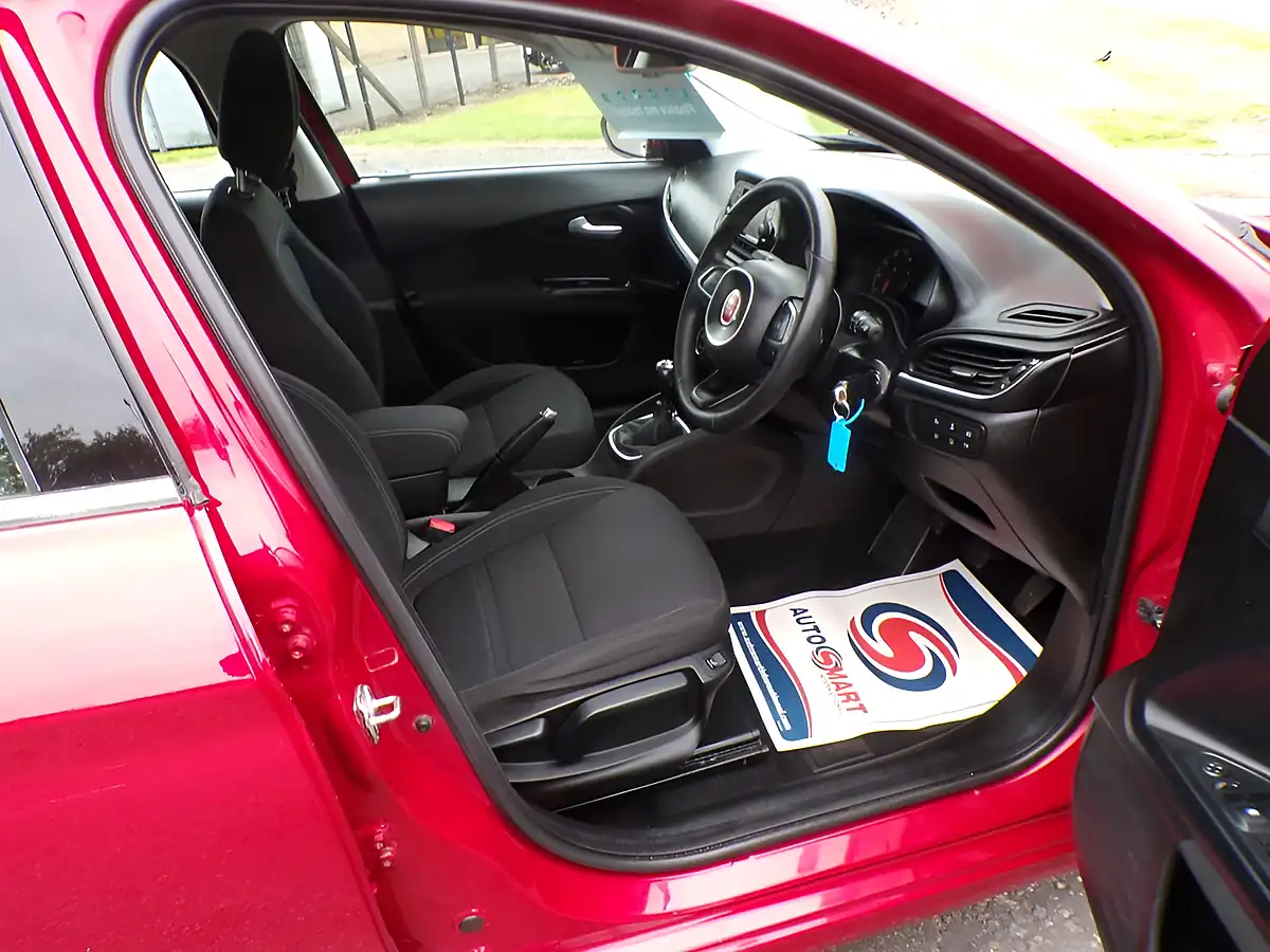 Used 2017 Fiat Tipo Lounge Red - Interior and Exterior details 3