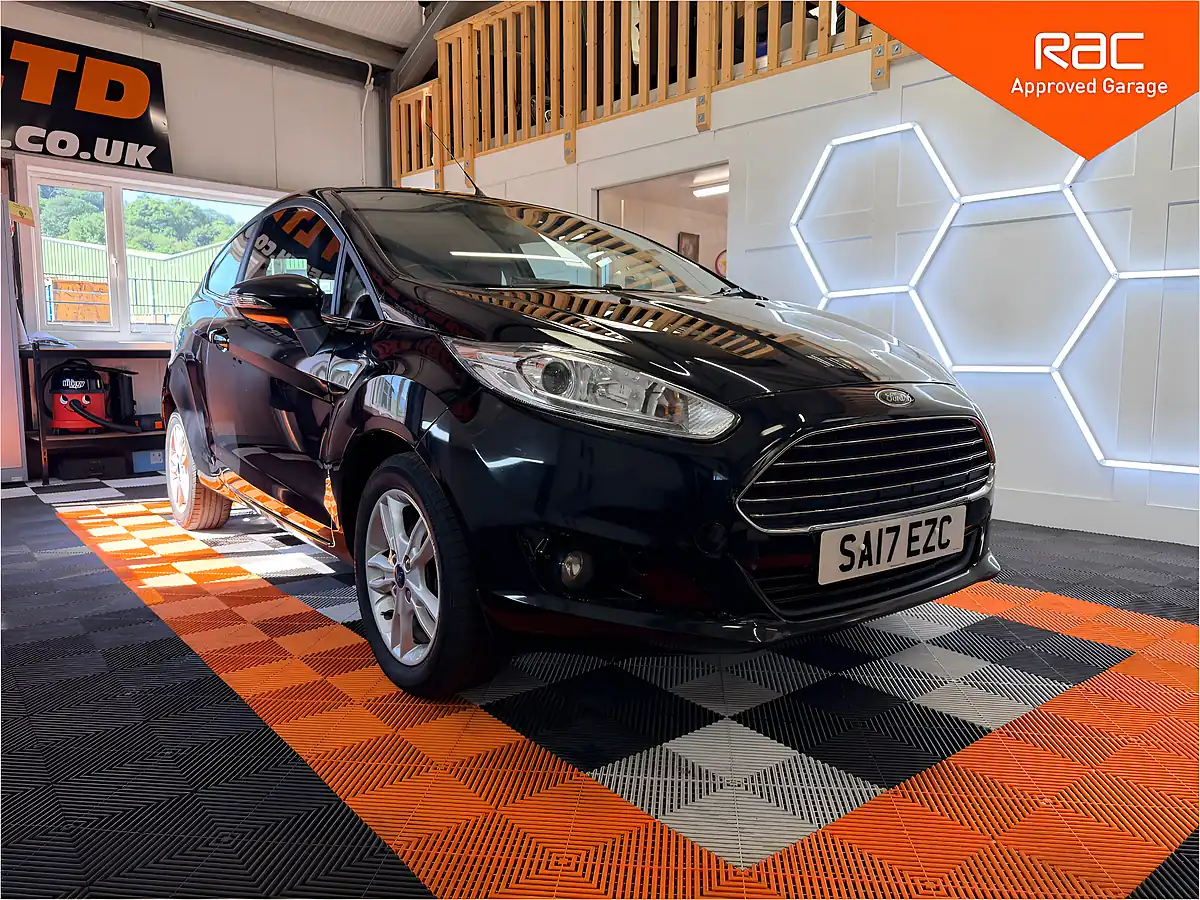 Used 2017 Ford Fiesta Zetec Black - Front View