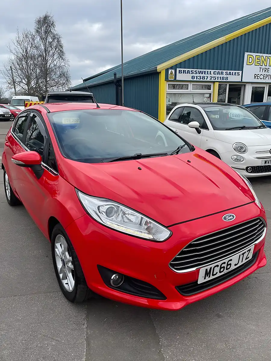 Used 2017 Ford Fiesta Zetec Red - Front View