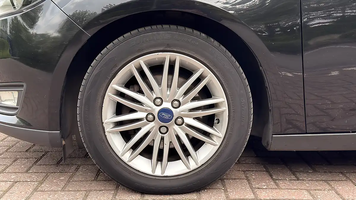 Used 2017 Ford Focus Black - Interior and Exterior details 11
