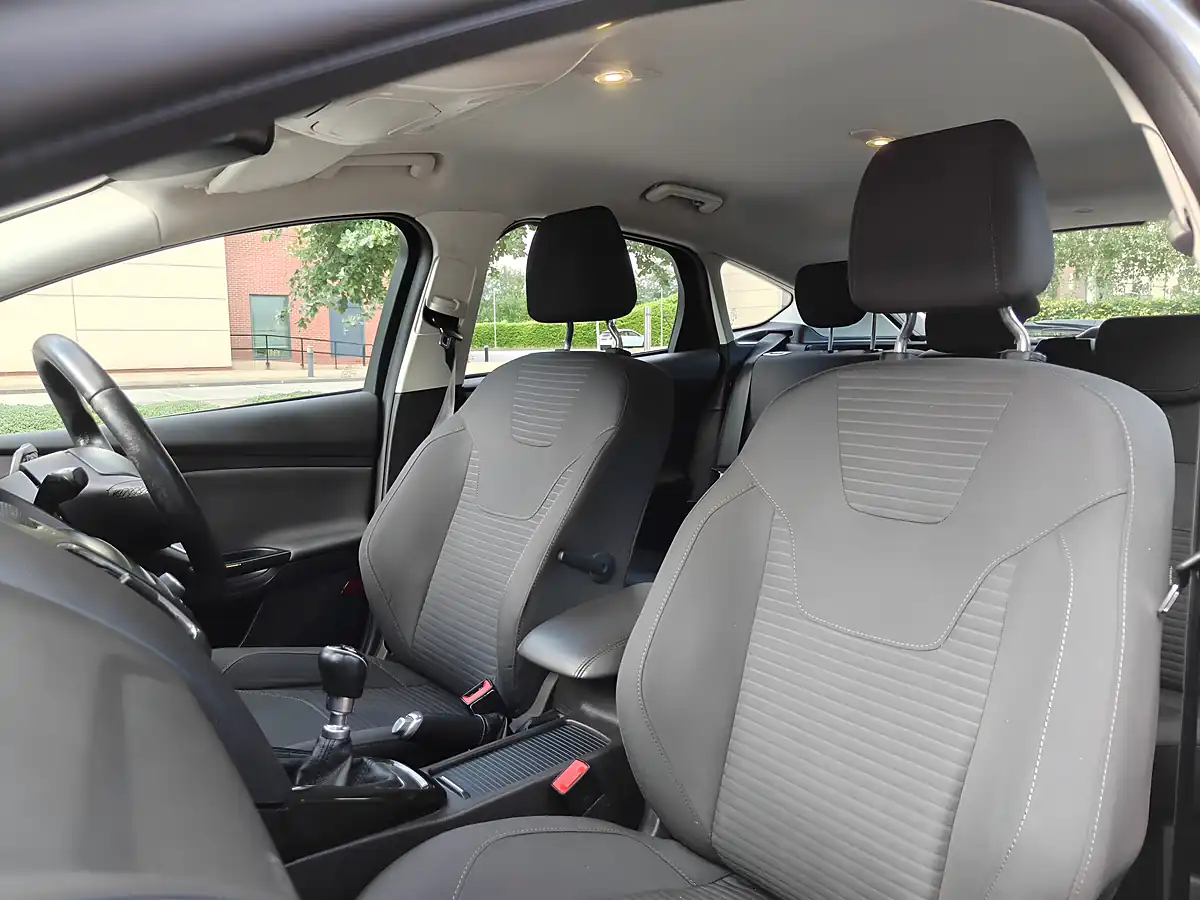 Used 2017 Ford Focus Silver - Interior and Exterior details 14