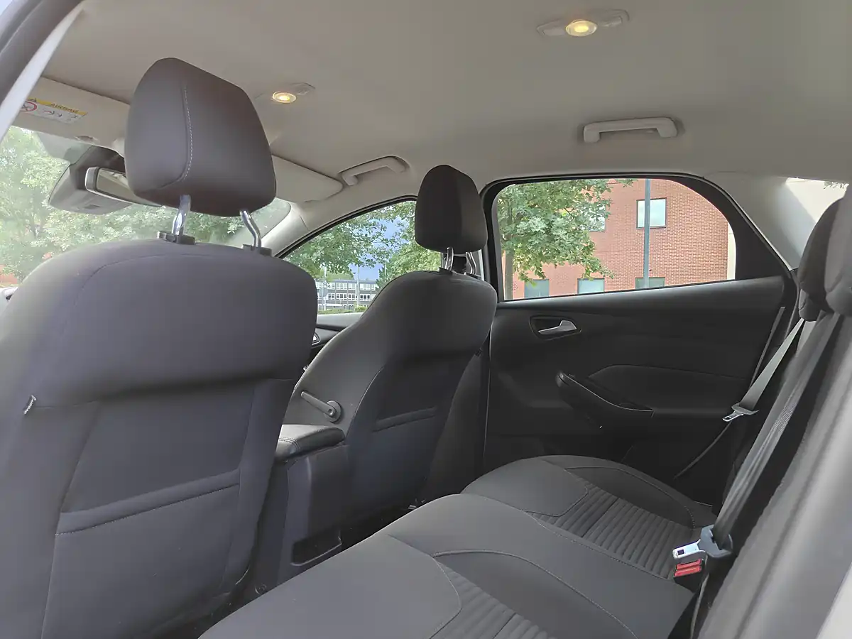 Used 2017 Ford Focus Silver - Interior and Exterior details 15