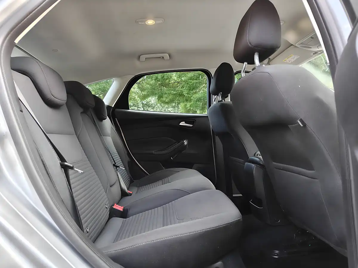 Used 2017 Ford Focus Silver - Interior and Exterior details 16