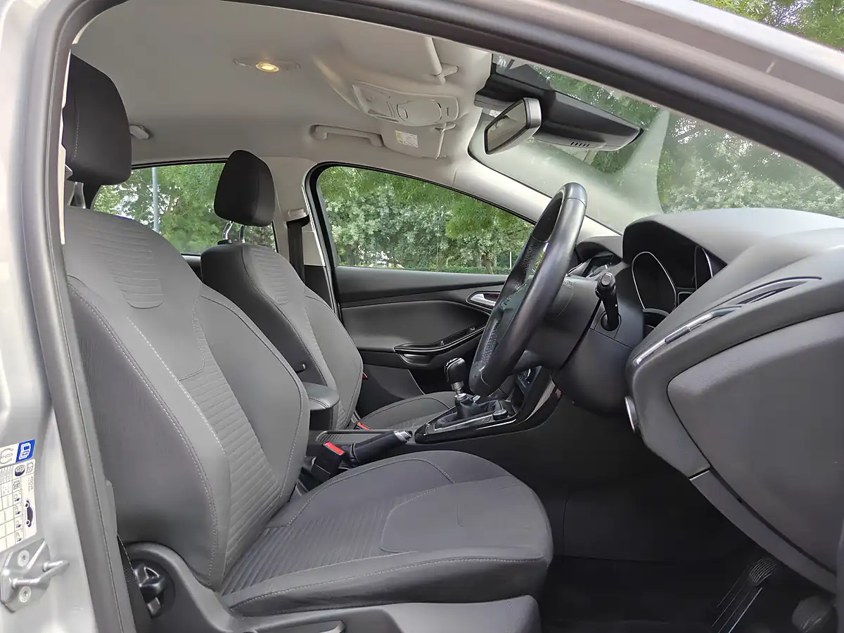 Used 2017 Ford Focus Silver - Interior and Exterior details 20