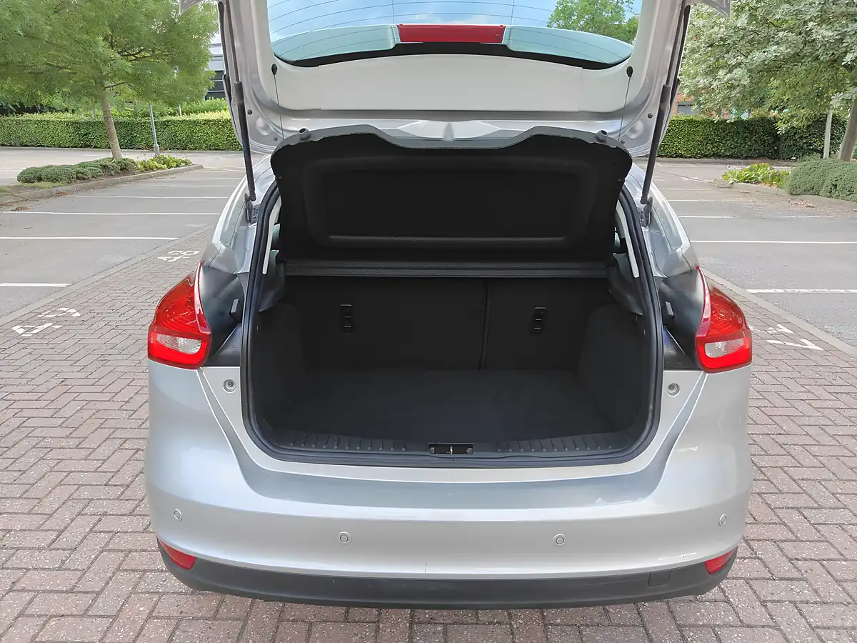 Used 2017 Ford Focus Silver - Interior and Exterior details 9
