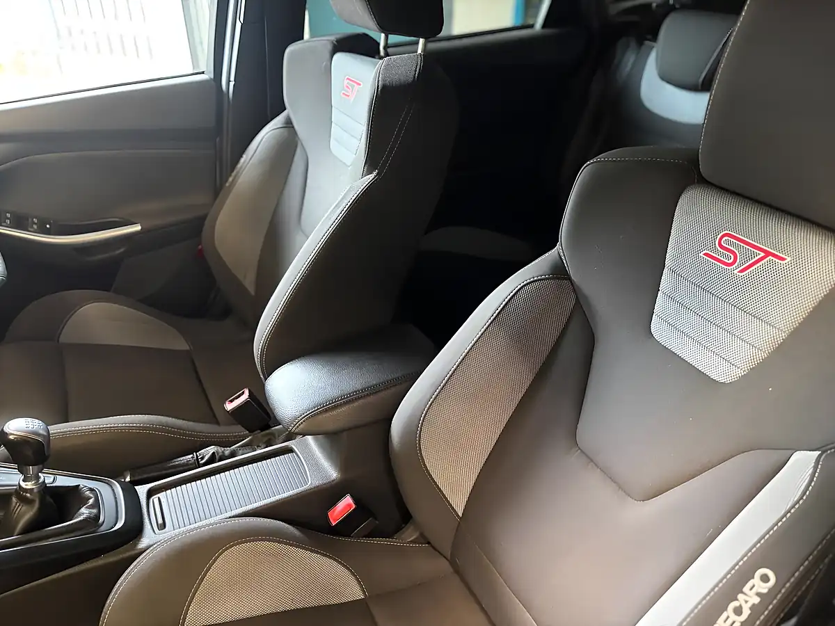 Used 2017 Ford Focus ST-1 White - Interior and Exterior details 16