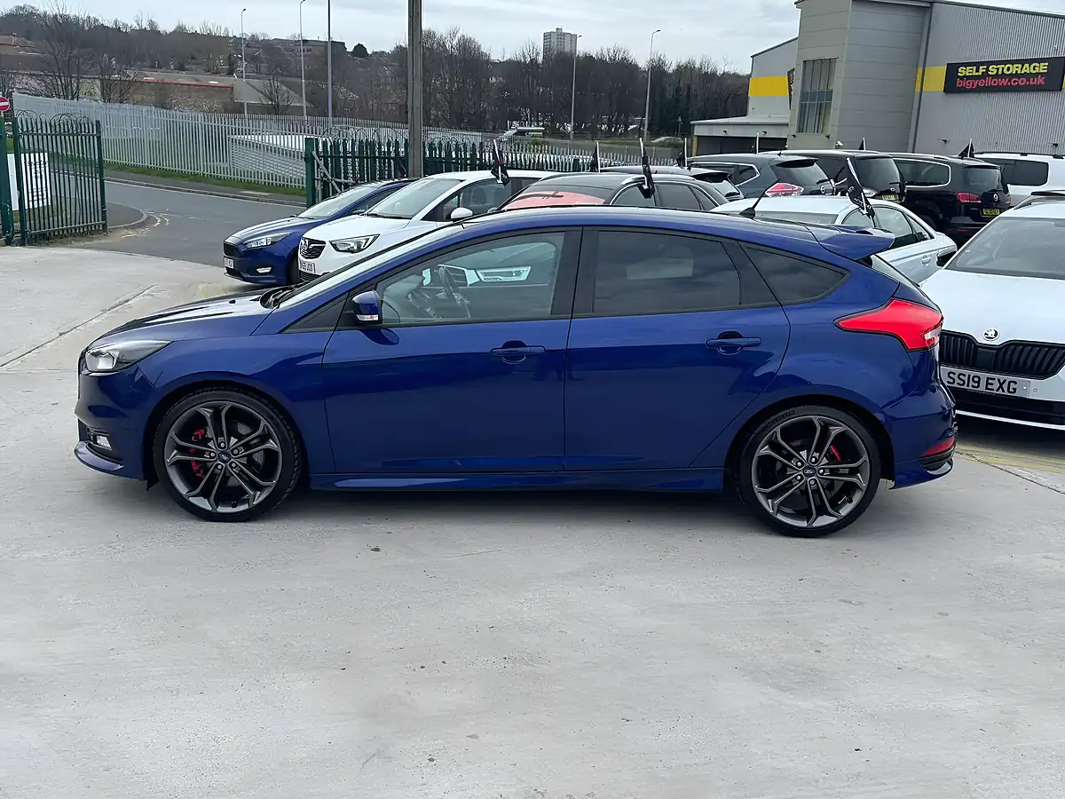 Used 2017 Ford Focus ST-2 Blue - Interior and Exterior details 9