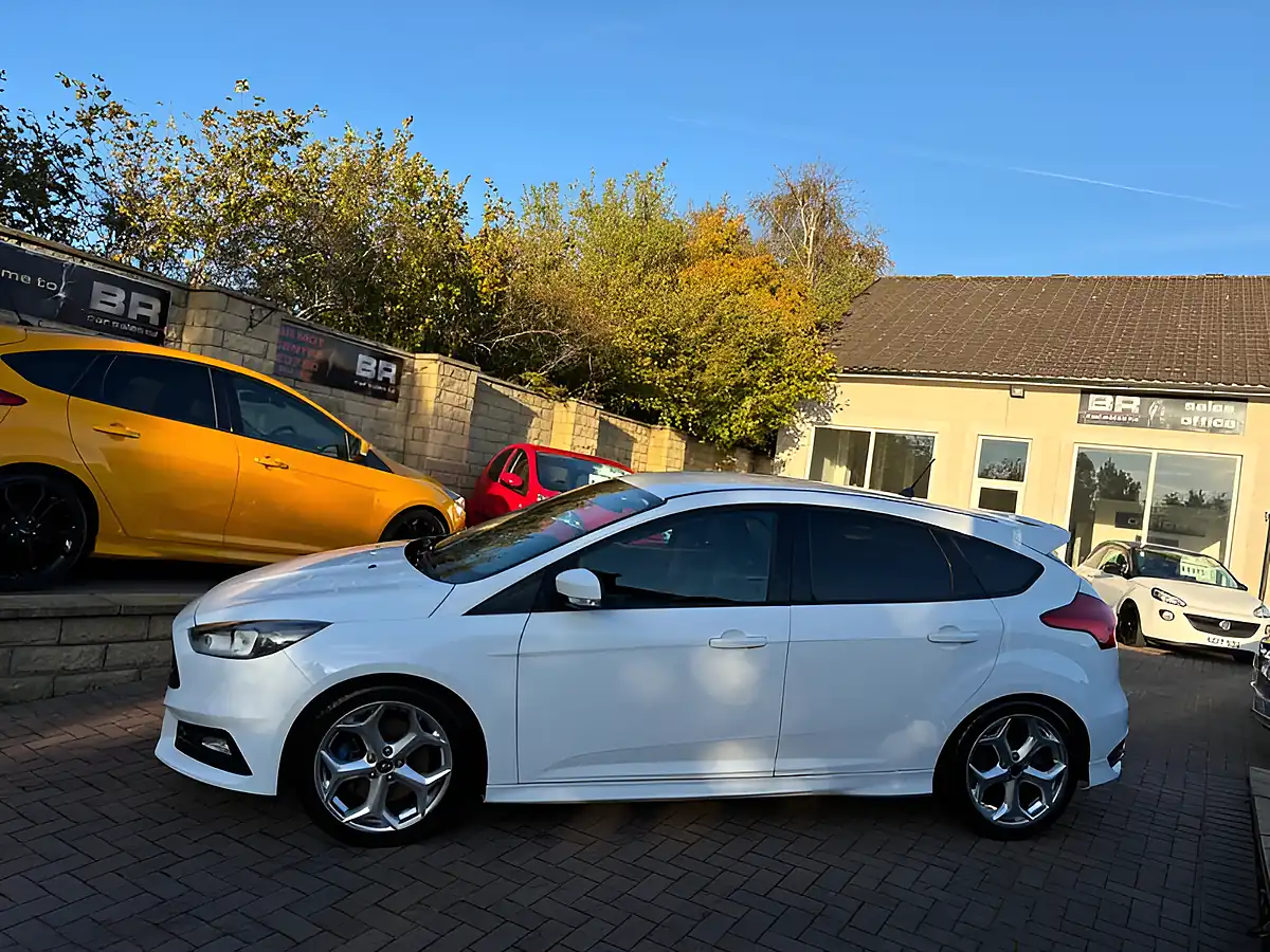 Used 2017 Ford Focus ST-2 White - Interior and Exterior details 7