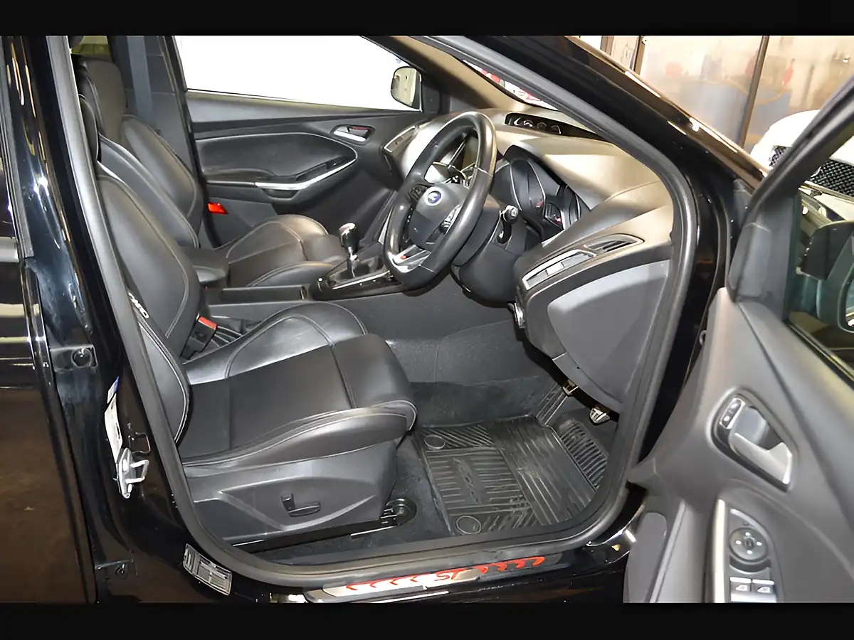 Used 2017 Ford Focus ST-3 Black - Interior and Exterior details 12