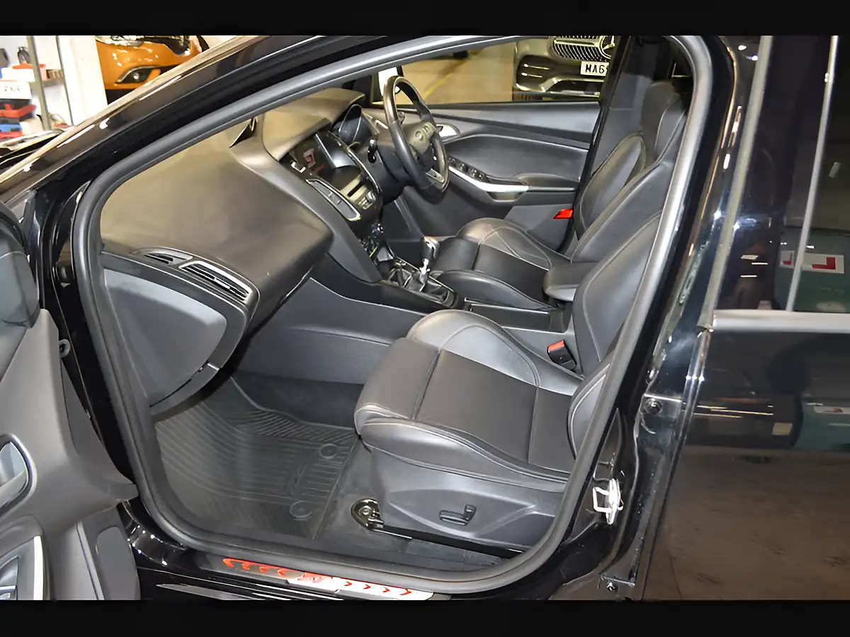 Used 2017 Ford Focus ST-3 Black - Interior and Exterior details 13