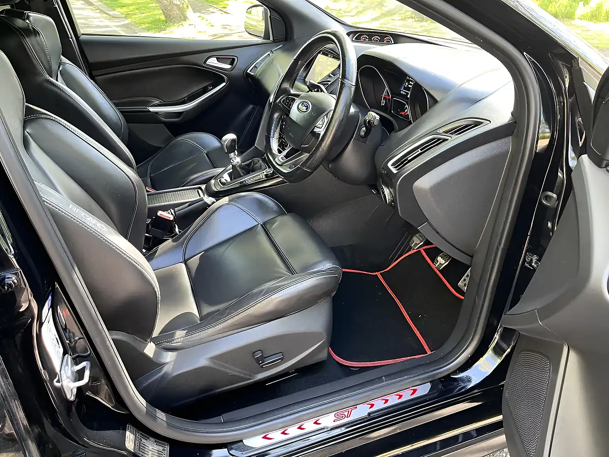 Used 2017 Ford Focus ST-3 Black - Interior and Exterior details 12